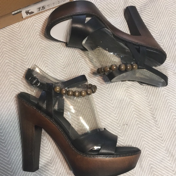 UGG Shoes - NWT UGG Naima Black Sandals Size 7,5 M